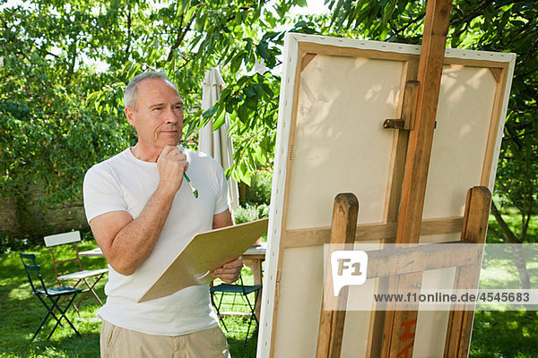 älterer Mann Malerei an Staffelei