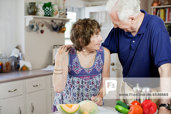 älteres Paar in Küche