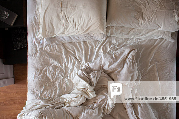 Draufsicht auf das Unamade Bett