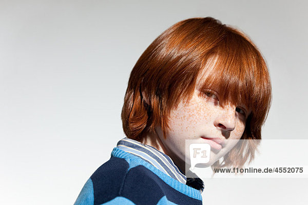 Porträt eines Jungen mit roten Haaren