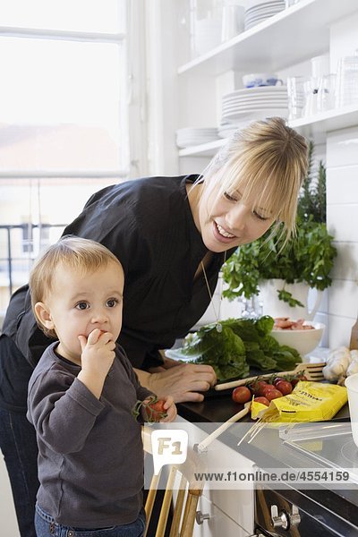 Junge Frau und kleiner Junge in Küche