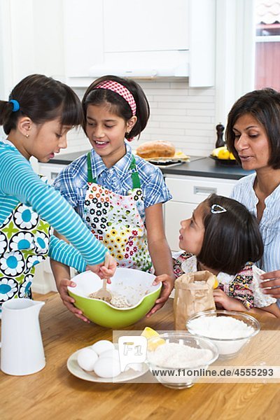 Mutter backen mit Mädchen in Küche