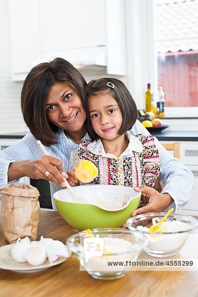 Porträt von Mutter backen mit Tochter in Küche