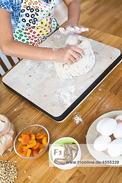 Küche backen backend backt Mädchen