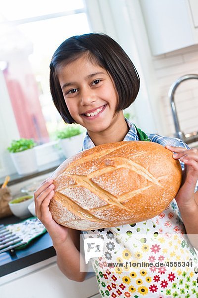 Porträt von Mädchen hält frisch mad Brot