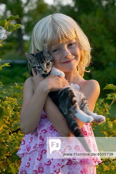 Porträt des Mädchens umarmen Katze im freien