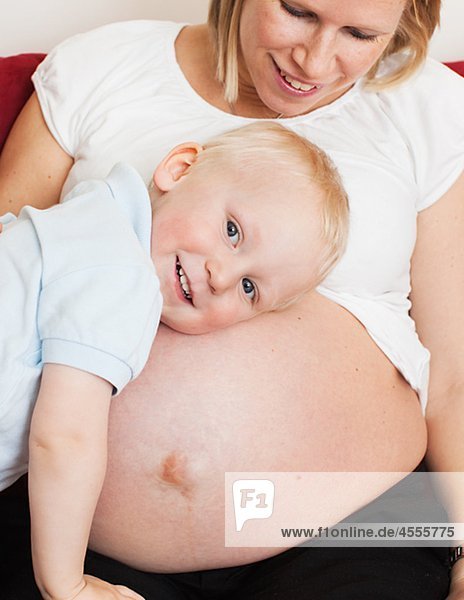 Junge schwangere Mütter Magen anhören