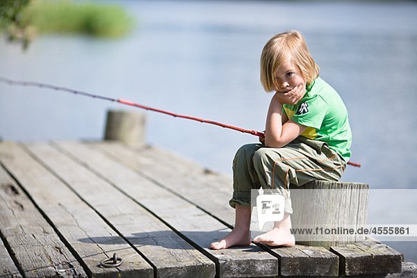 sitzend Langeweile Junge - Person Steg angeln Stange