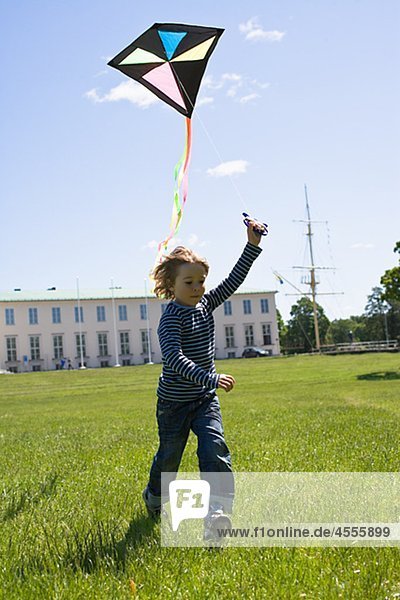 Boy flying Kite in hellem Sonnenlicht