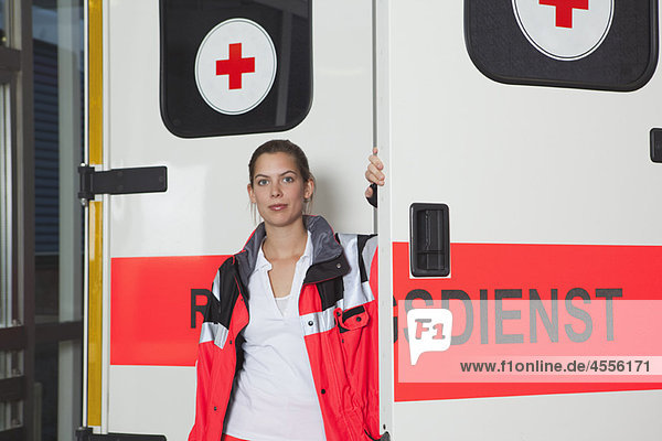 Ambulanzfrau vor der Kutsche