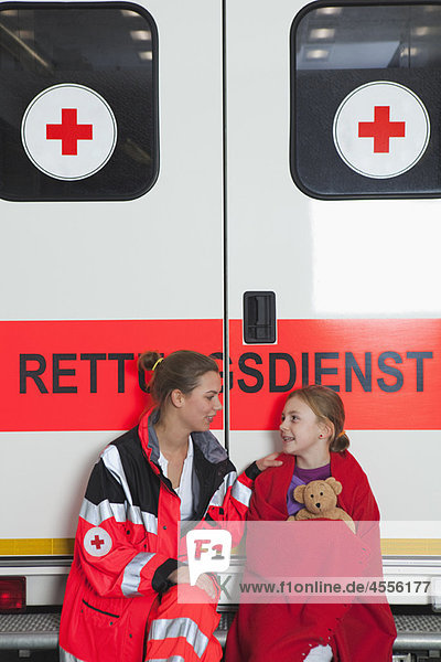 Ambulanz Frau Beruhigendes Mädchen in der Kutsche