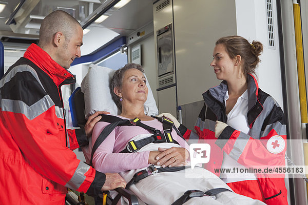 Ambulanz-Team kümmert sich um die Frau