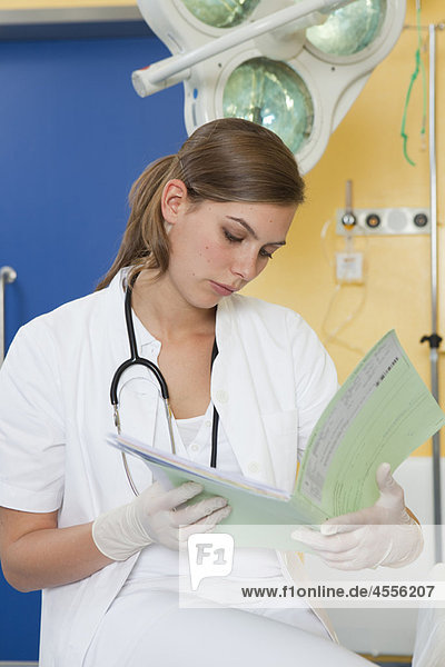 Krankenschwester untersucht Krankenakte