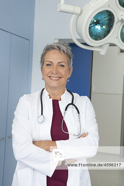 Porträt einer Ärztin  lachend