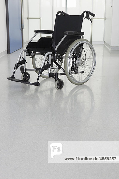 Rollstuhl in der Medizinalhalle