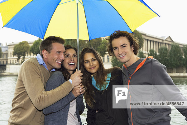 Zwei Paare unter Regenschirm Seine Paris Frankreich