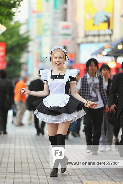 Mädchen gekleidet  Cosplay Dienstmädchen in Tokio