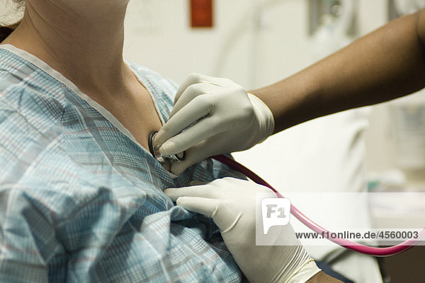 Arzt hört mit Stethoskop auf die Brust des Patienten