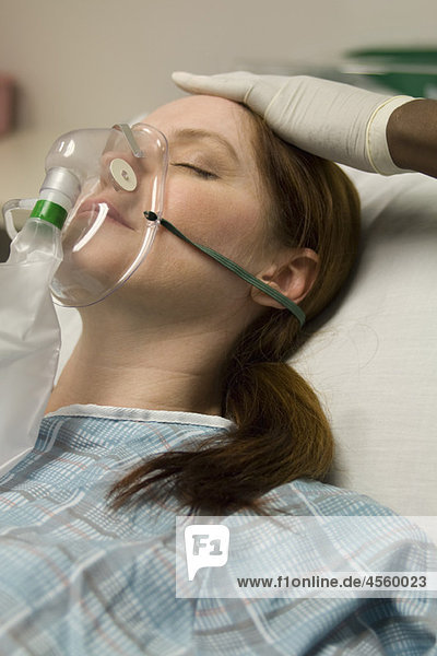 Patient wird mit Sauerstoff behandelt