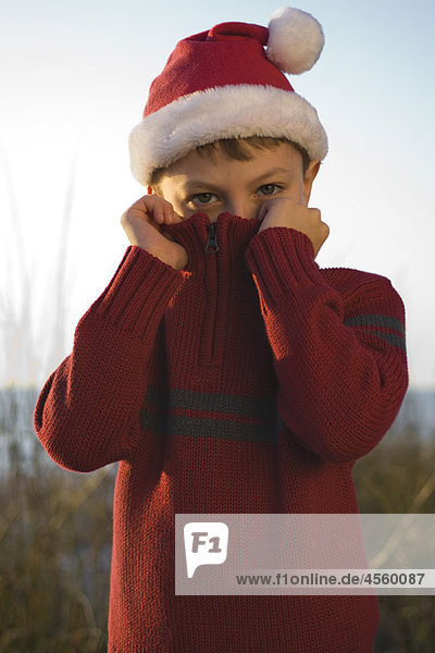 Boy Covering Gesicht mit Pullover Kragen