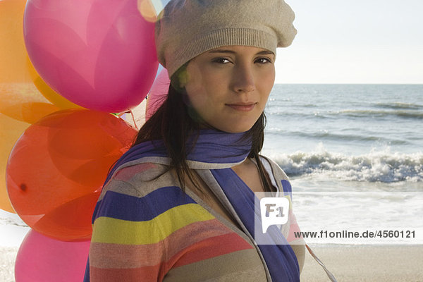 Preteen Mädchen mit Luftballons am Strand