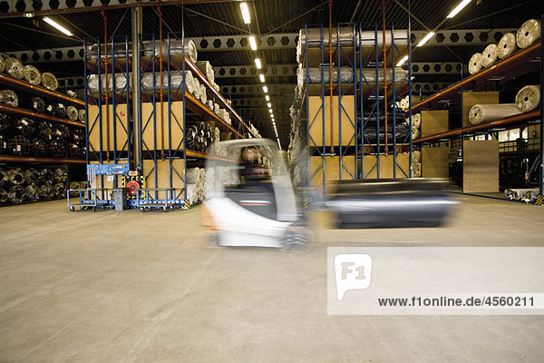 Staplertransportrolle im Lager der Teppichfliesenfabrik