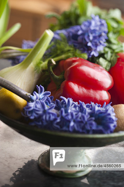 Gemüse- und Obstsorten mit frisch geschnittener Hyazinthe