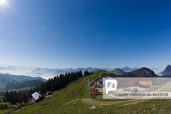 Österreich  Tirol  Blick auf die Altkassernalm mit Spitzsteingebirge im Hintergrund