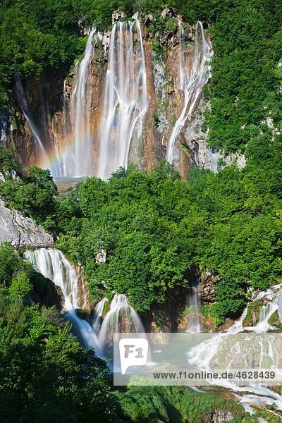 Europa  Kroatien  Jezera  Blick auf den Wasserfall im Nationalpark Plitvicer Seen