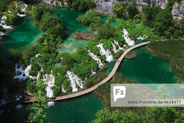 Europa  Kroatien  Jezera  Blick auf die Kaluderovac Strandpromenade am Nationalpark Plitvicer Seen