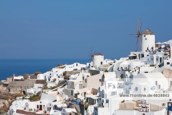 Griechenland  Kykladen  Thira  Santorini  Oia  Blick auf Windmühle und Dorf