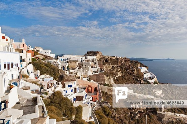 Griechenland  Kykladen  Thira  Santorini  Oia  Blick auf das Dorf mit dem Ägäischen Meer