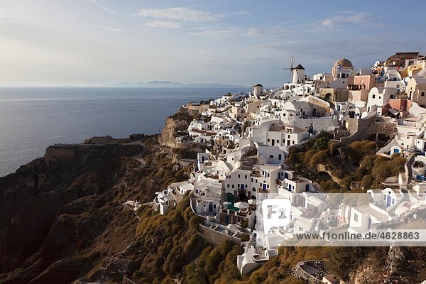 Griechenland  Kykladen  Thira  Santorini  Oia  Blick auf Oia und Windmühlen