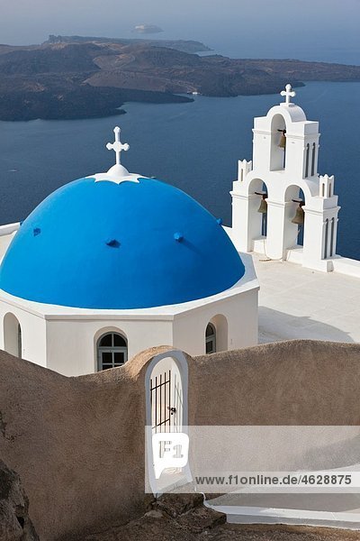 Griechenland  Kykladen  Thira  Santorini  Glockenturm und Kuppel einer Kirche firostefani mit ägäischem Meer
