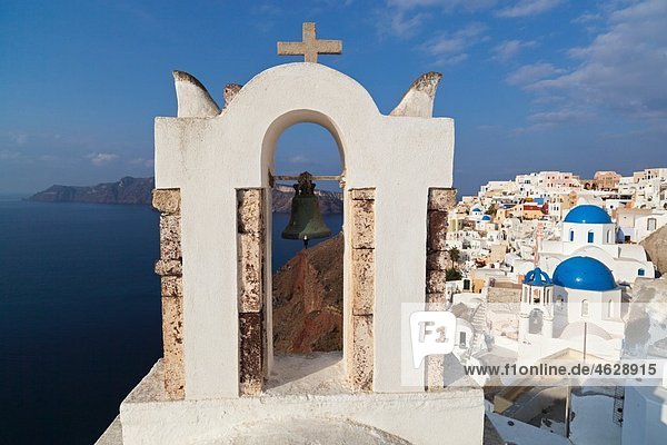 Europa  Griechenland  Ägäis  Kykladen  Thira  Santorini  Oia  Blick auf Glockenturm vor der Caldera