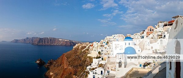 Griechenland  Kykladen  Thira  Santorini  Oia  Blick auf blaue Kuppel und Glockenturm einer Kirche mit ägäischem Meer