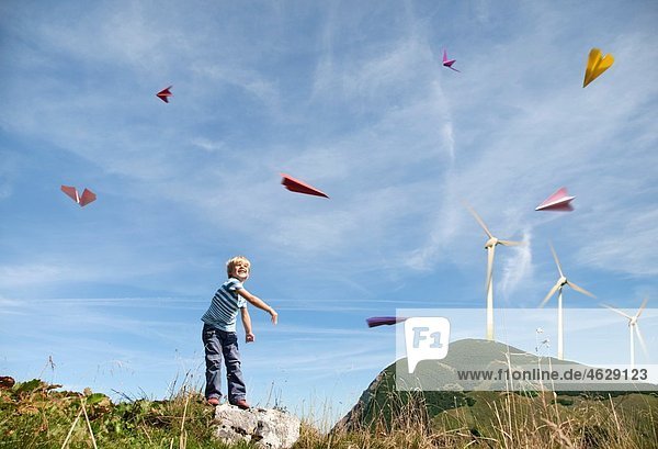 Junge (4-5 Jahre) spielt mit Papierflugzeugen