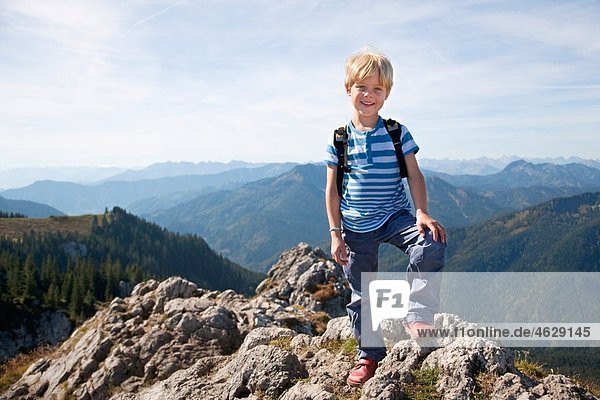 Junge (4-5 Jahre) stehender Berg  lächelnd  Portrait