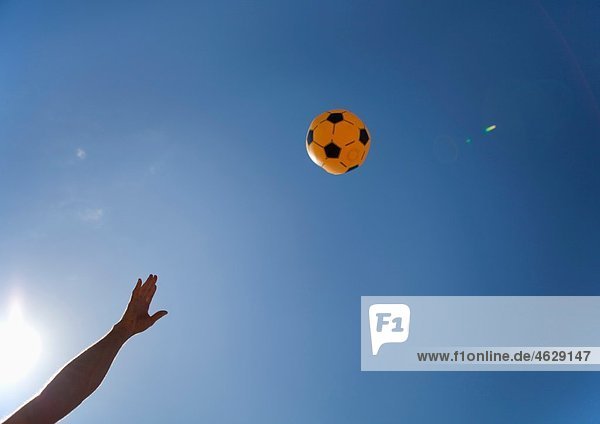Kroatien Zadar Mädchen werfen Ball in die Luft