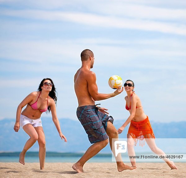 Kroatien  Zadar  Freunde spielen Volleyball am Strand