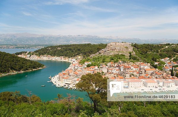 Kroatien Blick auf Stadt und Hafen von Novigrad