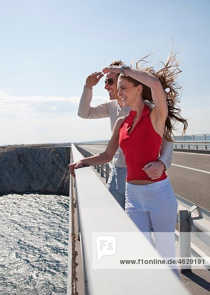 Kroatien  Zadar  Junges Paar auf der Brücke mit Blick auf die Aussicht
