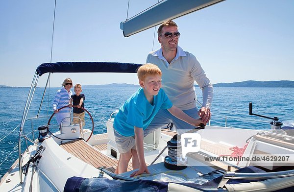 Kroatien  Zadar  Familie auf Segelboot