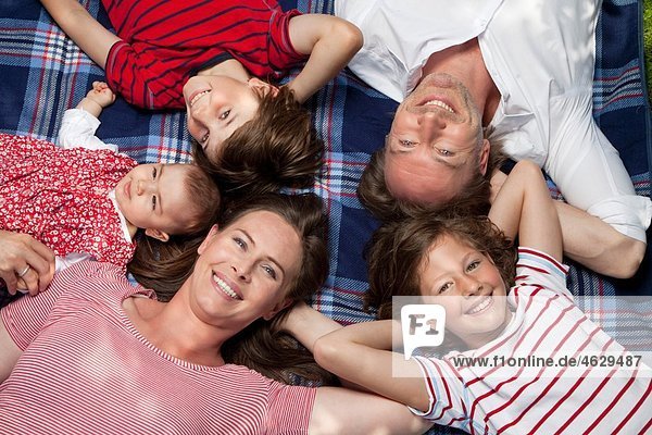 Deutschland  Bayern  Familie beim Picknick  lächeln
