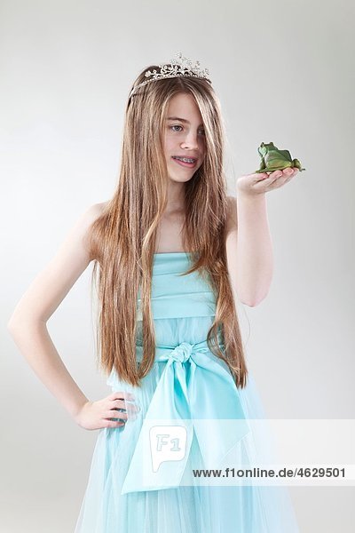 Teenage Girl mit Froschkönig  lächelnd