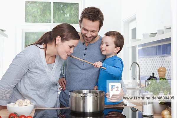 Deutschland  Bayern  München  Sohn (2-3 Jahre) ernährende Mutter  Familie in der Küche