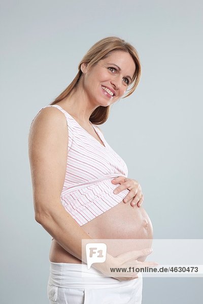 Schwangere  mittlere erwachsene Frau  lächelnd