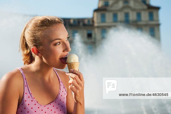 Junge Frau beim Eis essen