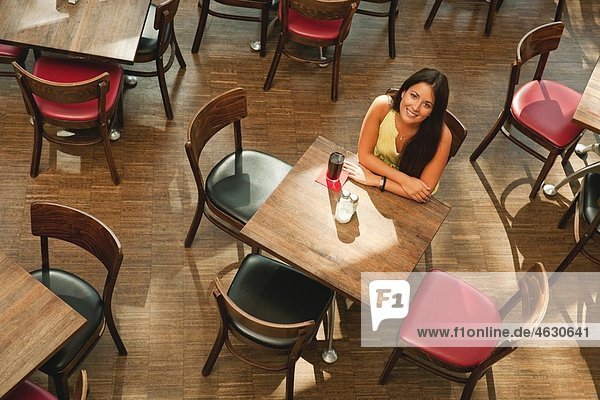 Junge Frau im Café  lächelnd  Portrait