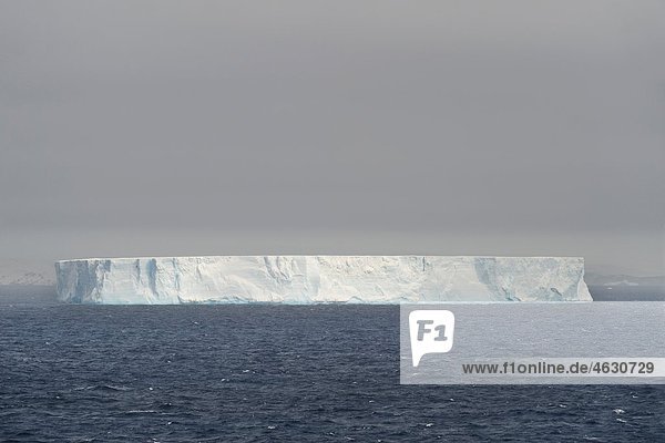 Antarktis  Antarktische Halbinsel  Blick auf den Tafeleisberg im Weddellmeer